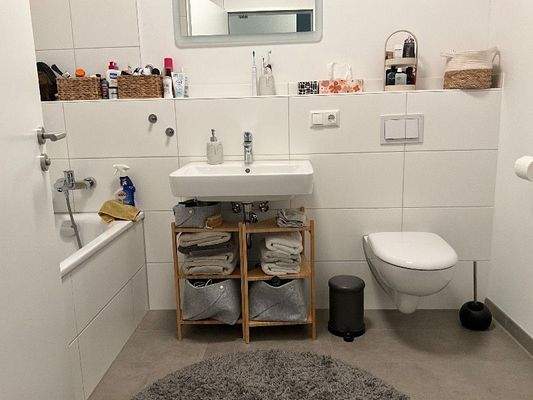 Bad weiß gefliest mit Badewanne, Boden anthrazit