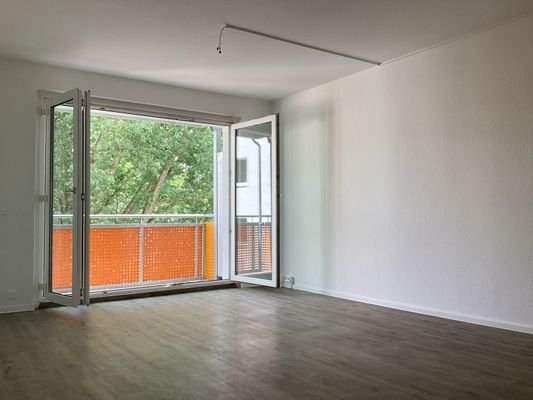 Wohnzimmer mit Blick zum Balkon