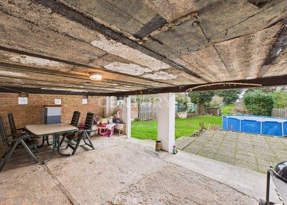 Überdachter Sitzbereich und Terrasse