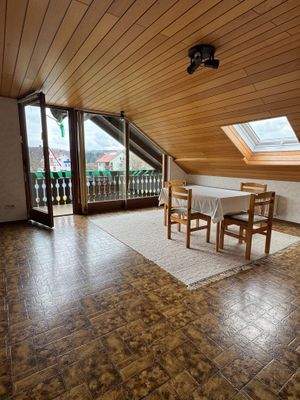 ein lichtdurchfluteter Raum im Dachgeschoss