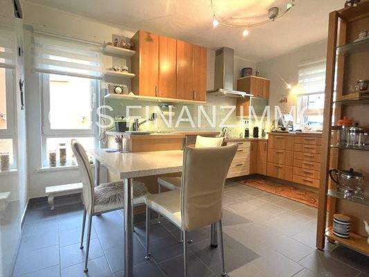 Küche mit Herd und Essplatz