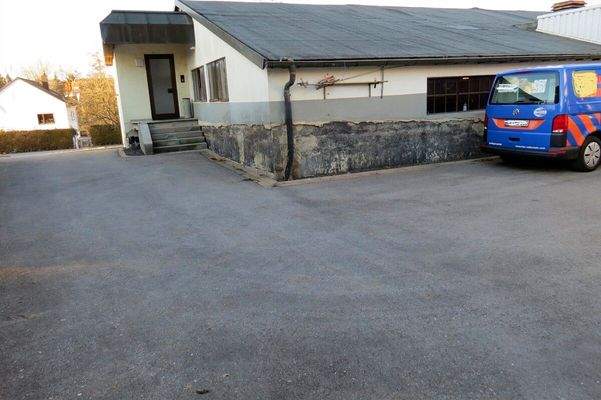 Büroausgang + Halle 4 mit Parkplätzen