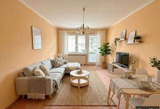 Großes Wohnzimmer mit Zugang zum Balkon