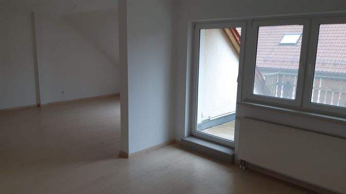 großes Wohnzimmer mit Zugang auf die Dachterrasse