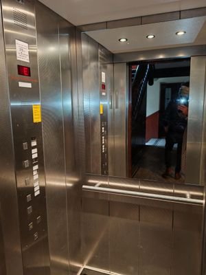 Aufzug Lift bis ins Dachgeschoß.jpg