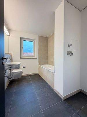 Tageslichtbad mit Wanne