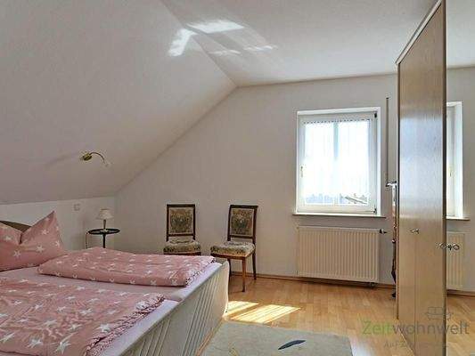 großer Kleiderschrank