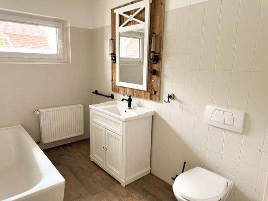 EG: Vollbad mit Fenster