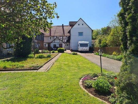 Garten mit Blick zum Wohnhaus