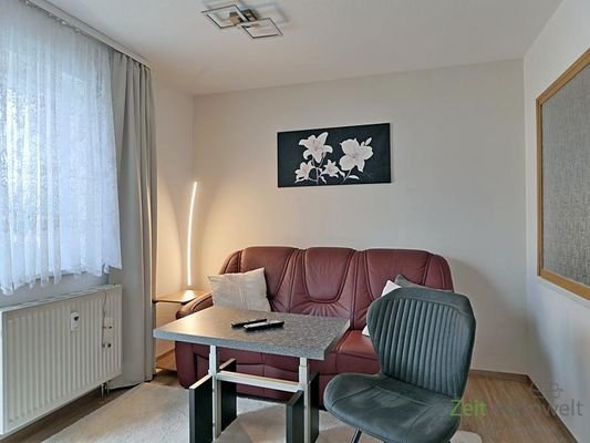 Sofa und Sessel im Wohnzimmer