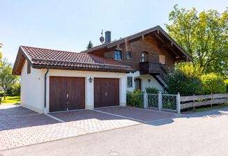 Hausansicht mit Stellplätzen