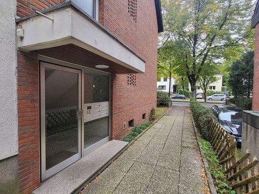 Haustür und Zuwegung