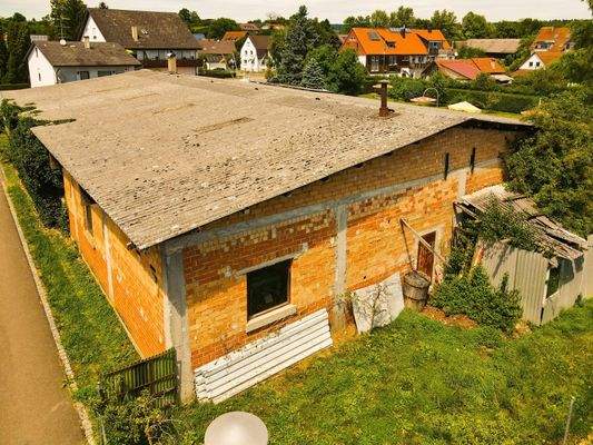 große Lagerhalle mit Kegelbahn