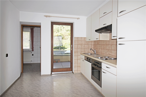 Küche mit Zugang zum Balkon / Wohnung 1