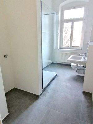 neu gefliestes Bad mit großer Dusche 