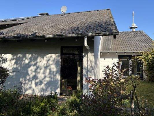 Haupthaus u. Einliegerwhg. re