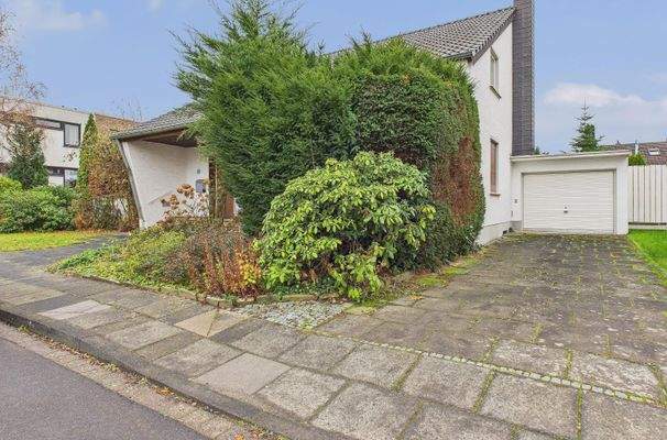 Außenansicht mit Garage