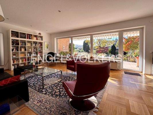 Wohnbereich mit Zugang zur Terrasse