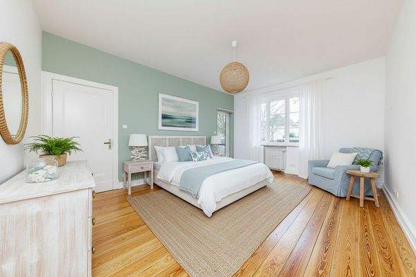 ... für dieses Schlafzimmer mit Zugang zur Loggia und zum Garten