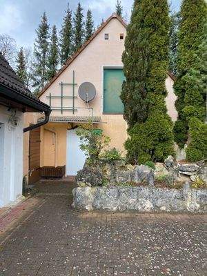 Blick zur Garage mit Dachboden