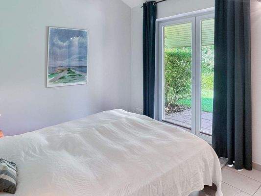 Schlafzimmer 2 mit Zugang zur Terrasse