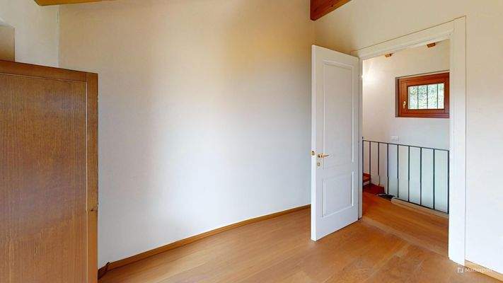 MT-001-267-Villa-singola-vista-lago-Bedroom 8.jpg