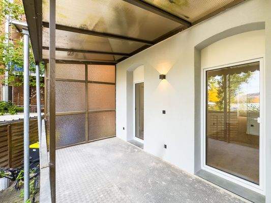 Großzügige Terrasse vor der Küche