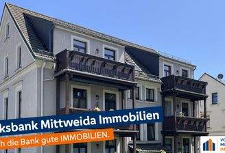 großer Balkon in Hochparterre links