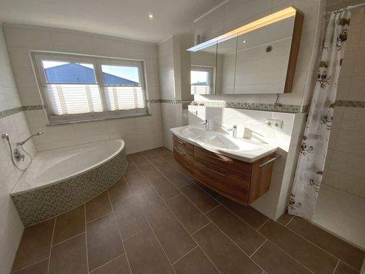 Badezimmer OG mit Dusche und Wanne