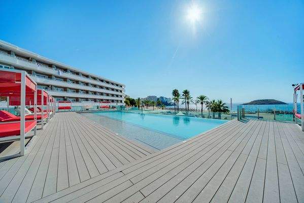 Community pool in apartment in Magaluf 2