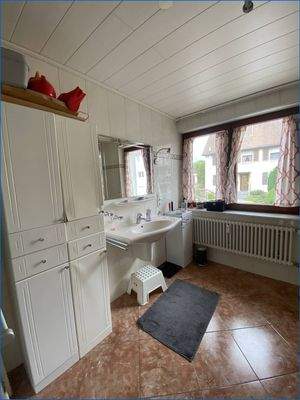 Bad mit großer Fensterfläche