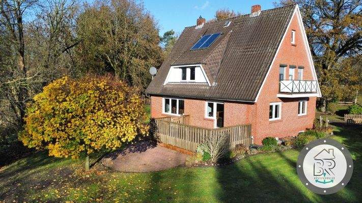 Repräsentative Hausansicht mit klassischem Rotklinker