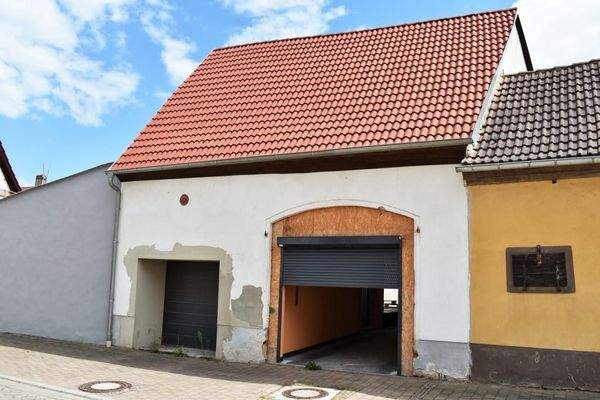 Garage und Zugang zum Innenhof