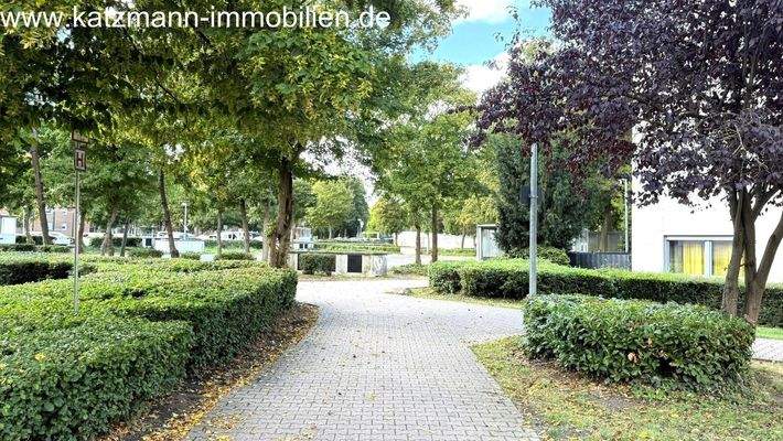 Grüne Oase mit gepflegtem Wegenetz