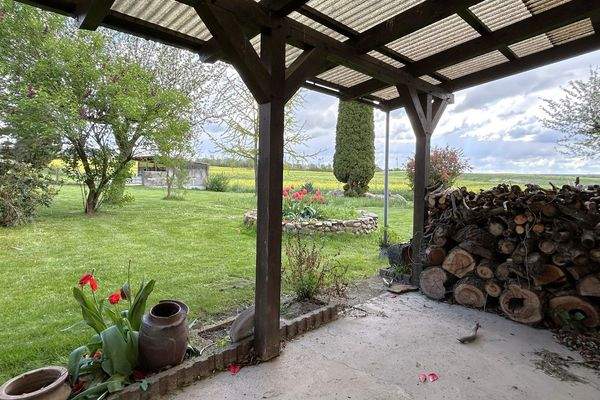 sonnige Terrasse mit Überdachung