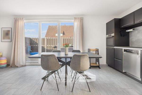 Essbereich mit Zugang zur Terrasse 