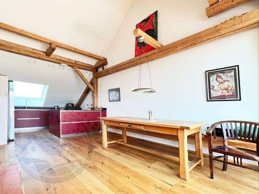 excellente Einbauküche und Essbereich