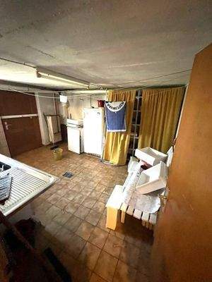 Waschraum mit Zugang zum Garten