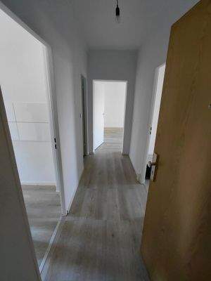 Heller Flur mit Holzboden