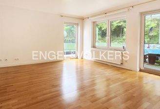 Wohnzimmer mit Zugang zum Balkon