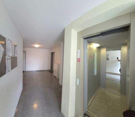 Flur / Treppenhaus / Aufzugsanlage
