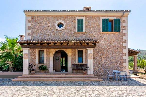 Frontansicht der Steinfinca