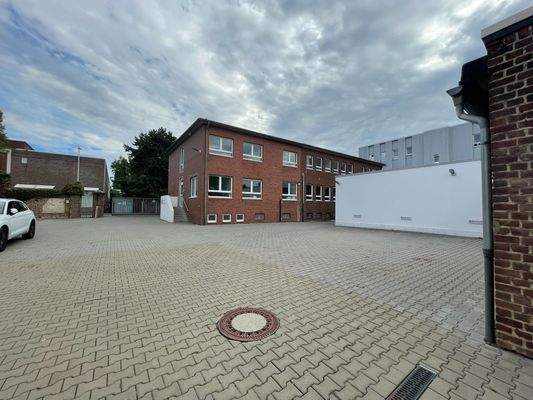 Blick zum Gebäude B