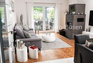 Der Wohnbereich mit Blick auf die Tür zum Sommergarten