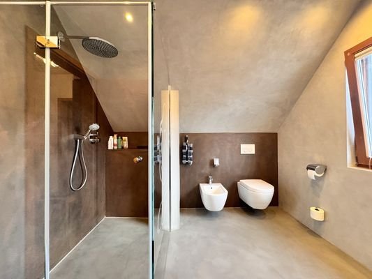 modernes Bad in Sichtbeton-Optik