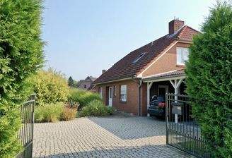 Hauseingang mit elekt. Tor