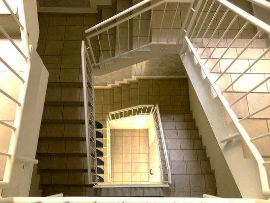 Treppenhaus mit Zugang zu oberen Etagen