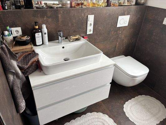 Waschtisch mit Spiegel