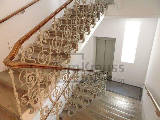 Stiegenhaus mit Lift