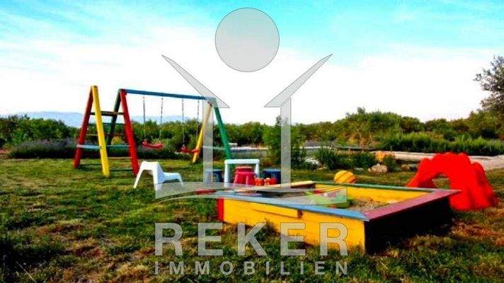 Ihre Kinder werden den großen Garten lieben, nicht nur wegen des Pool sondern weil alles da ist!